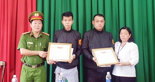 Trao giấy khen cho 2 thành viên Câu lạc bộ phòng chống tội phạm