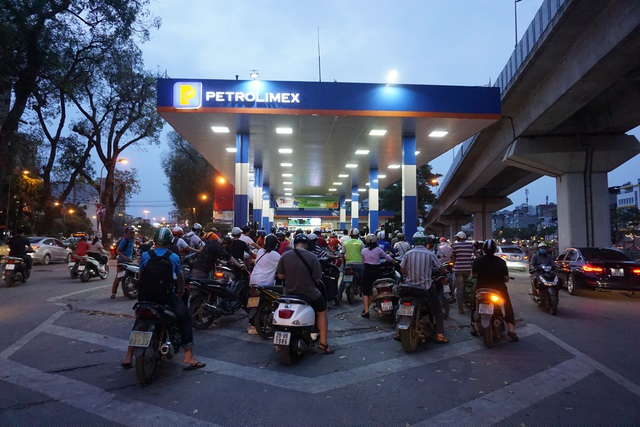 H&igrave;nh ảnh người d&acirc;n xếp h&agrave;ng mua xăng tại một c&acirc;y xăng khu vực gần Ng&atilde; Tư Sở, HN chiều tối ng&agrave;y 12/5.
