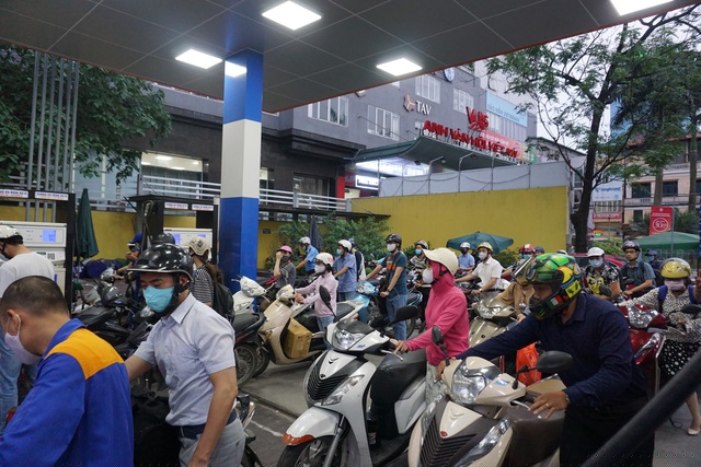 Nh&acirc;n vi&ecirc;n b&aacute;n h&agrave;ng kh&ocirc;ng ngơi tay, c&aacute;c trụ bơm hoạt động hết c&ocirc;ng suất. 