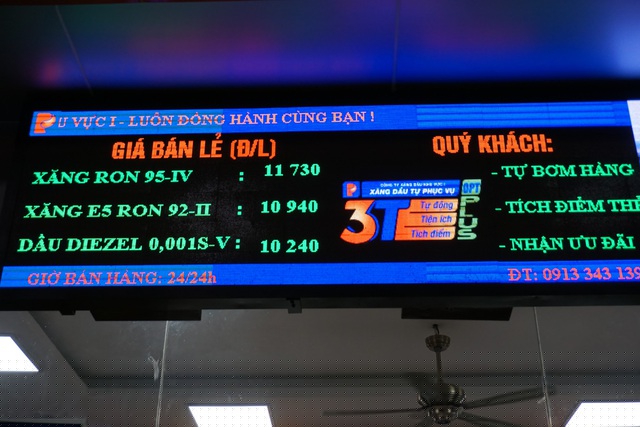 Xăng E5 RON 92 c&oacute; gi&aacute; b&aacute;n tối đa l&agrave; 10.940 đồng/l&iacute;t; Xăng RON 95 l&agrave; 11.730 đồng/l&iacute;t tại một c&acirc;y xăng ở khu vực HN.