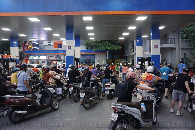 Trước đ&oacute; xăng dầu dưới t&aacute;c động của Covid-19 đ&atilde; c&oacute; 8 phi&ecirc;n giảm li&ecirc;n tiếp. 