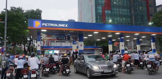 Nhiều c&acirc;y xăng tại khu vực HN hoạt động hết c&ocirc;ng suất sau khi c&oacute; th&ocirc;ng tin gi&aacute; xăng tăng trở lại.