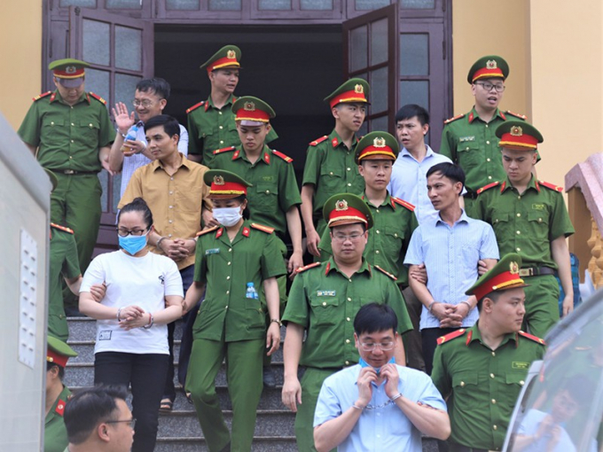 Các bị cáo tại tòa ngày 13-5. Ảnh: TP