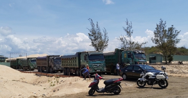 Lợi dụng dọn dẹp thực bì để khai thác cát trái phép bên trong dự án Free Land