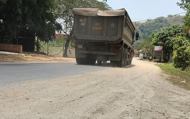 Tình trạng cát phủ lấp Quốc lộ 28 thường xuyên diễn ra.