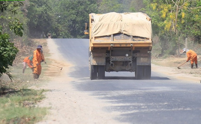 Đơn vị quản lý sửa chữa đường bộ thường xuyên ra quân dọn dẹp nhưng vẫn chưa thể khắc phục triệt để.