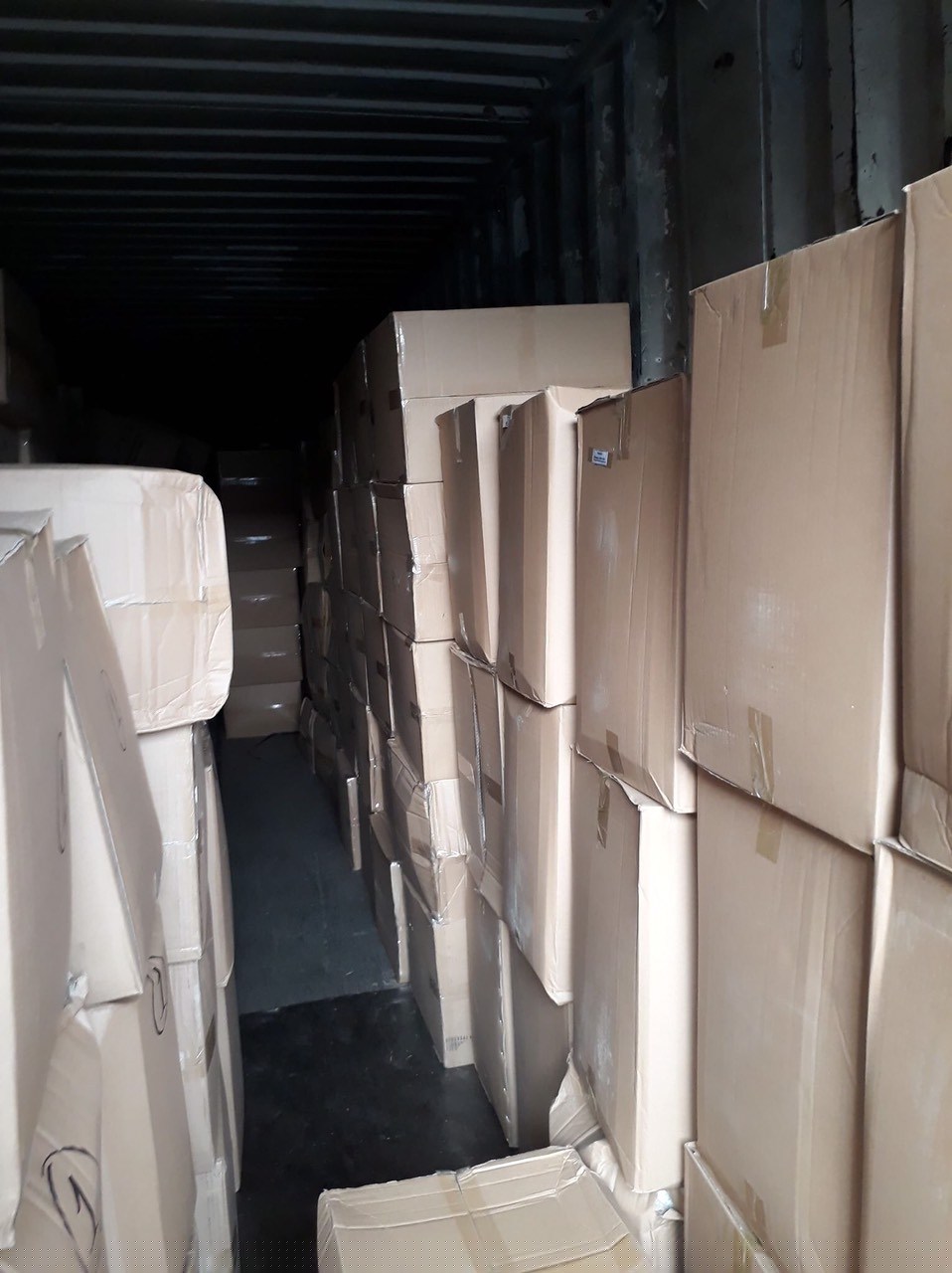 Thùng hàng khẩu trang trên xe