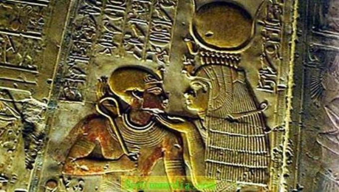 H&igrave;nh tượng Nữ thần Isis cổ.