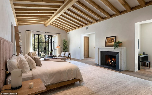 To&agrave; l&acirc;u đ&agrave;i n&agrave;y được b&aacute;n bởi c&ocirc;ng ty của nh&agrave; đầu tư bất động sản Christopher Cole &ndash; người đ&atilde; mua n&oacute; với gi&aacute; 38 triệu USD hồi năm 2015.