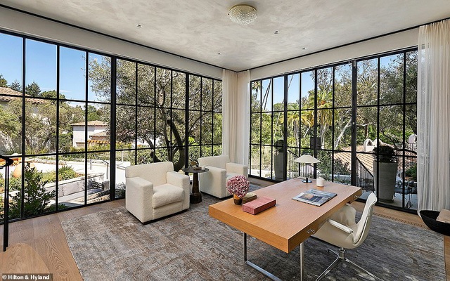 Biệt thự c&oacute; c&aacute;c cửa sổ rộng từ s&agrave;n tới trần với tầm nh&igrave;n ra khu đất rộng hơn 2 mẫu.