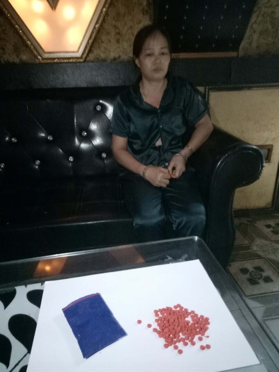 Đối tượng Lê Thị Lợi cùng tang vật ma túy trong vụ án.