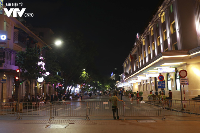 Phố đi bộ Hà Nội nhộn nhịp ngày hoạt động trở lại  - Ảnh 1.