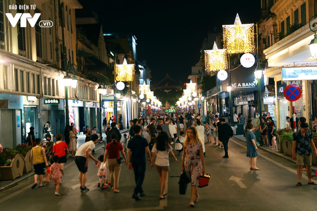 Phố đi bộ Hà Nội nhộn nhịp ngày hoạt động trở lại  - Ảnh 2.