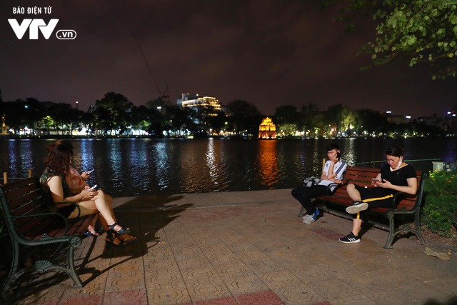 Phố đi bộ Hà Nội nhộn nhịp ngày hoạt động trở lại  - Ảnh 3.