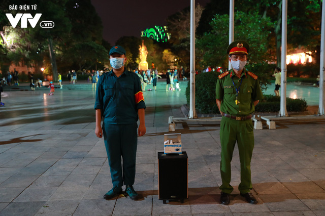 Phố đi bộ Hà Nội nhộn nhịp ngày hoạt động trở lại  - Ảnh 7.