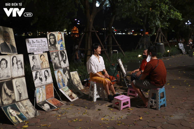 Phố đi bộ Hà Nội nhộn nhịp ngày hoạt động trở lại  - Ảnh 8.