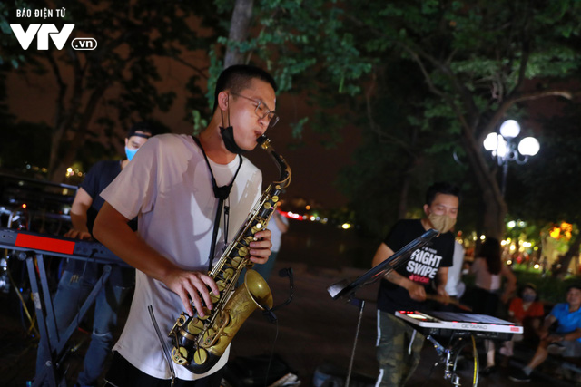 Phố đi bộ Hà Nội nhộn nhịp ngày hoạt động trở lại  - Ảnh 9.