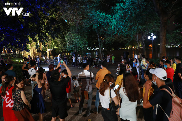 Phố đi bộ Hà Nội nhộn nhịp ngày hoạt động trở lại  - Ảnh 10.