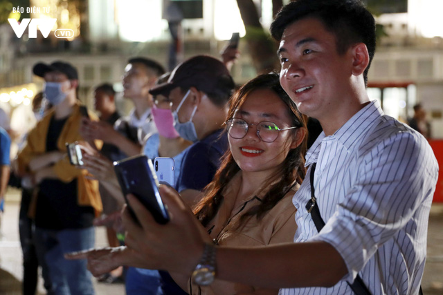 Phố đi bộ Hà Nội nhộn nhịp ngày hoạt động trở lại  - Ảnh 12.