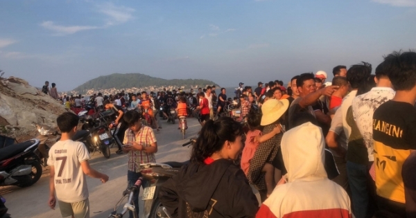 Cùng bạn đi tắm biển, nam sinh lớp 8 bị sóng cuốn mất tích