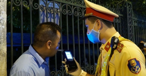 Hà Nội: Tài xế ô tô bị phạt 35 triệu, tước bằng 23 tháng vì vi phạm nồng độ cồn