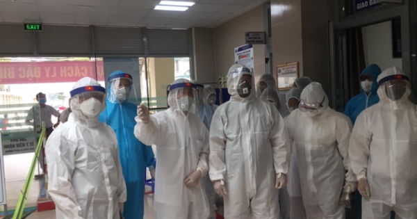 Chuyển 2 ca bệnh Covid-19 bị viêm phổi tại BV ĐK Thái Bình về BV Nhiệt đới TW