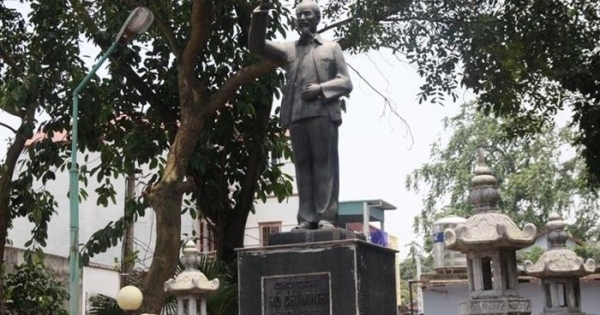 Ngôi làng ven sông Cà Lồ chung tay dựng tượng Bác Hồ nặng 575kg