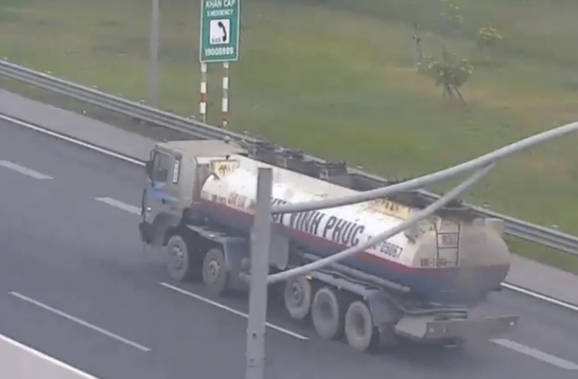 Vụ xe bồn l&ugrave;i xe tr&ecirc;n cao tốc:  Sẽ bị xử phạt theo quy định mới