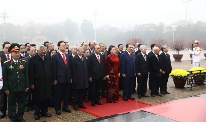 Các đồng chí lãnh đạo Đảng, Nhà nước vào Lăng viếng Chủ tịch Hồ Chí Minh.