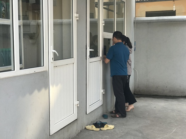 Người d&acirc;n xếp h&agrave;ng trước c&aacute;c đại l&yacute; chờ mua bảo hiểm xe m&aacute;y, &ocirc; t&ocirc;