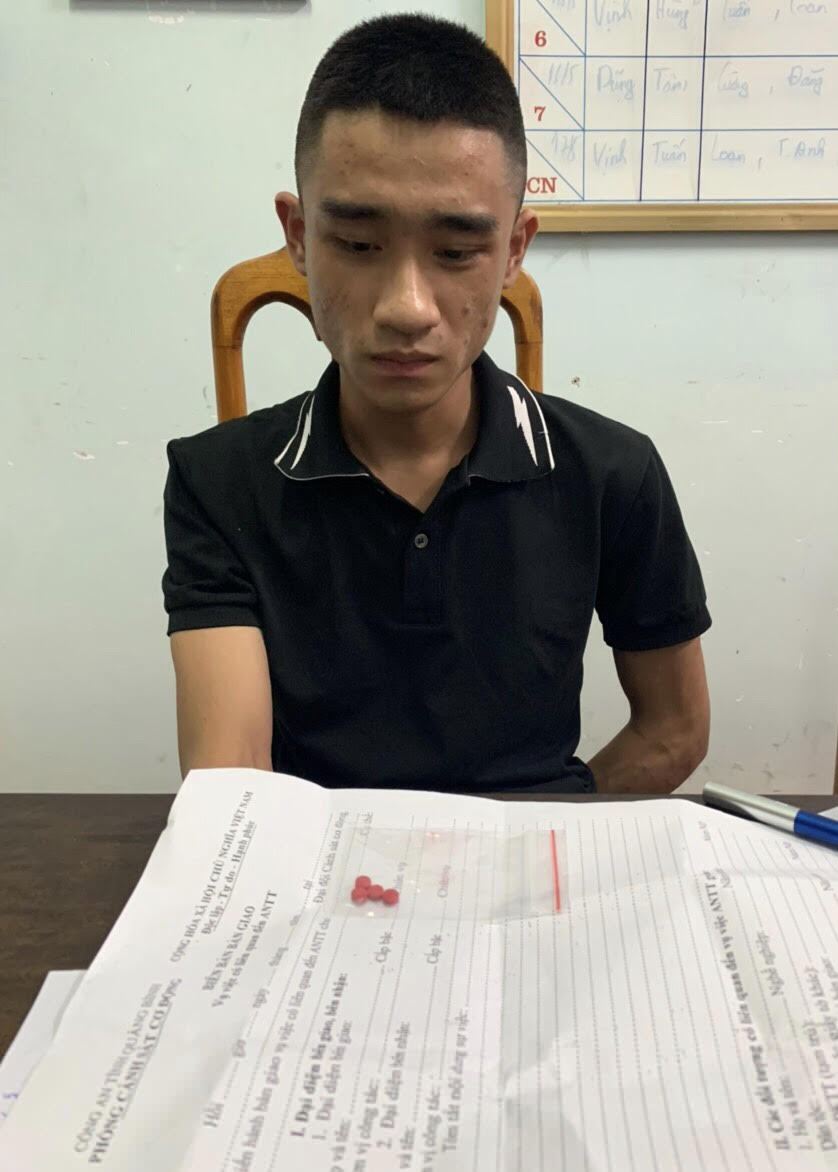 Đối tượng Nguyễn Chung Bửu cùng số ma túy bị thu giữ