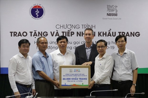 Các đại biểu tại buổi trao tặng. (Ảnh: PV/Vietnam+)