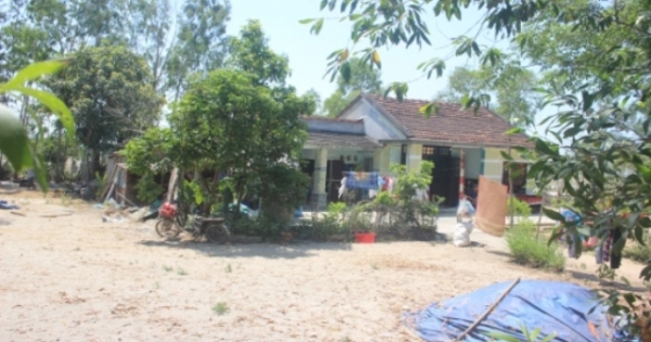 Chồng bóp cổ rồi dìm chết vợ trong nhà vệ sinh