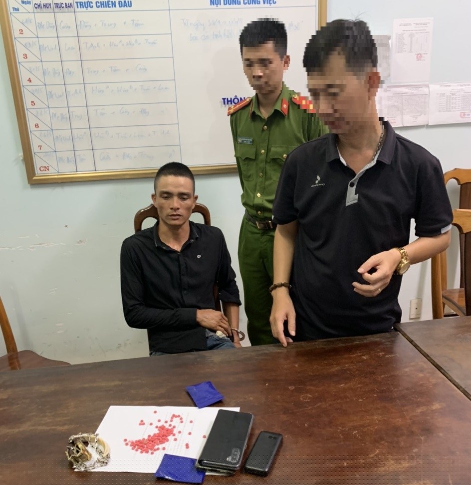 Đối tượng Hoàng Văn Cường cùng tang vật ma túy.