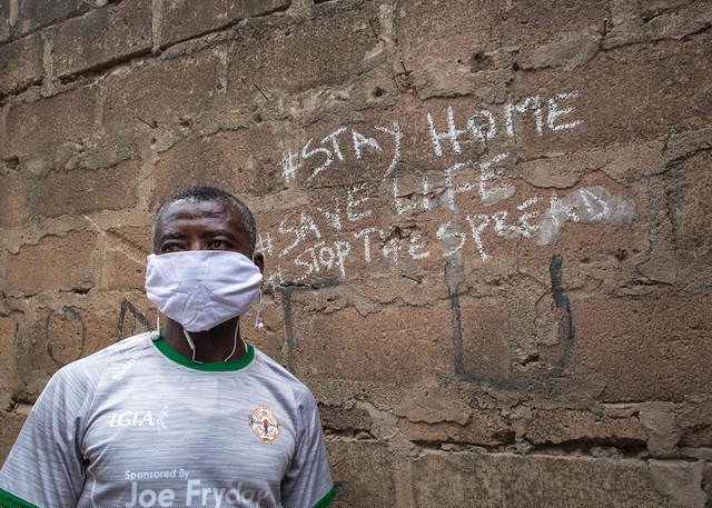 Th&ocirc;ng điệp &ldquo;Ở trong nh&agrave;&rdquo; được ghi tr&ecirc;n bức tường tại Accra, Ghana ng&agrave;y 20/4 sau khi lệnh phong tỏa được dỡ bỏ một phần. (Ảnh: AFP)