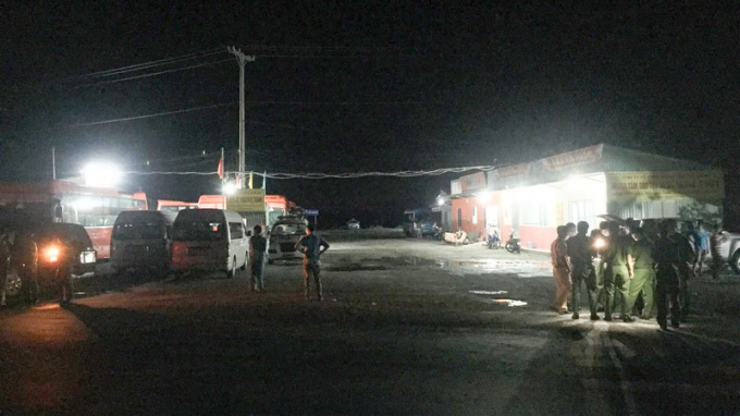 Lực lượng chức năng tiến hành phong tỏa bến xe Vị Thanh. (Ảnh: MH)