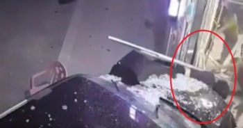 Clip: Kinh hoàng khoảnh khắc người phụ nữ đang ngồi trước cửa nhà bị ô tô “điên” đâm trực diện