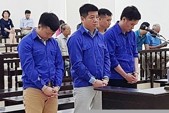 Các bị cáo nghe tòa tuyên án.