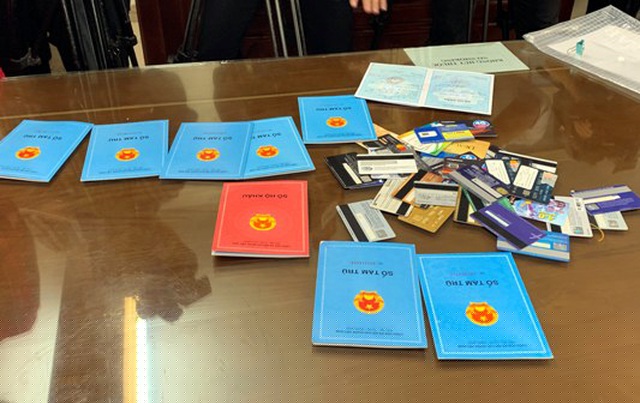 Giấy tờ giả được cơ quan công an thu giữ.