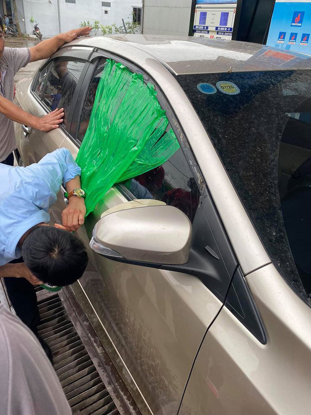 Một tài xế khác đang giúp người đàn ông mở cửa xe bằng thủ thuật.