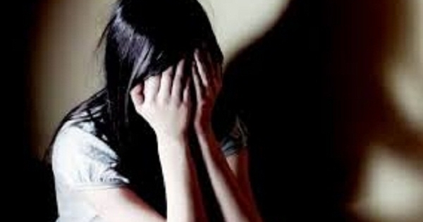 Bị cha dượng giở trò đồi bại trong lúc đi chăn bò thuê