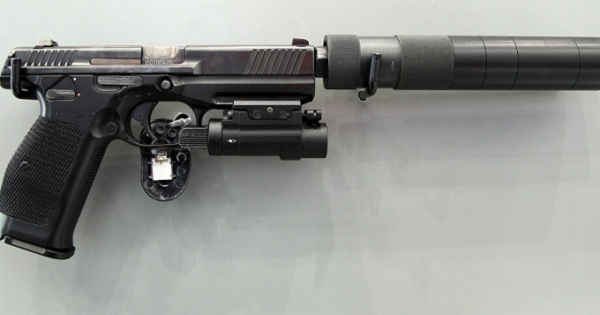 Chồng cầm súng tự bắn vào tai nhưng đạn xuyên qua đầu găm trúng cổ vợ