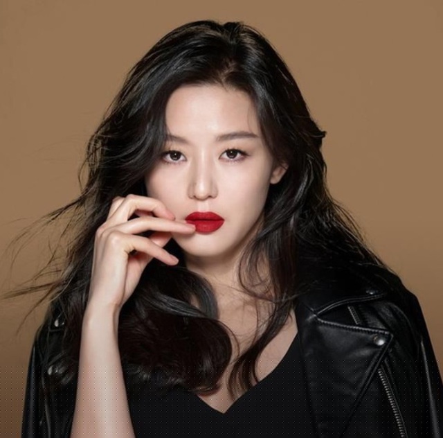 Jeon Ji Hyun sở hữu chiều cao 173cm v&agrave; l&agrave; một trong những nữ ho&agrave;ng quảng c&aacute;o của H&agrave;n Quốc. 