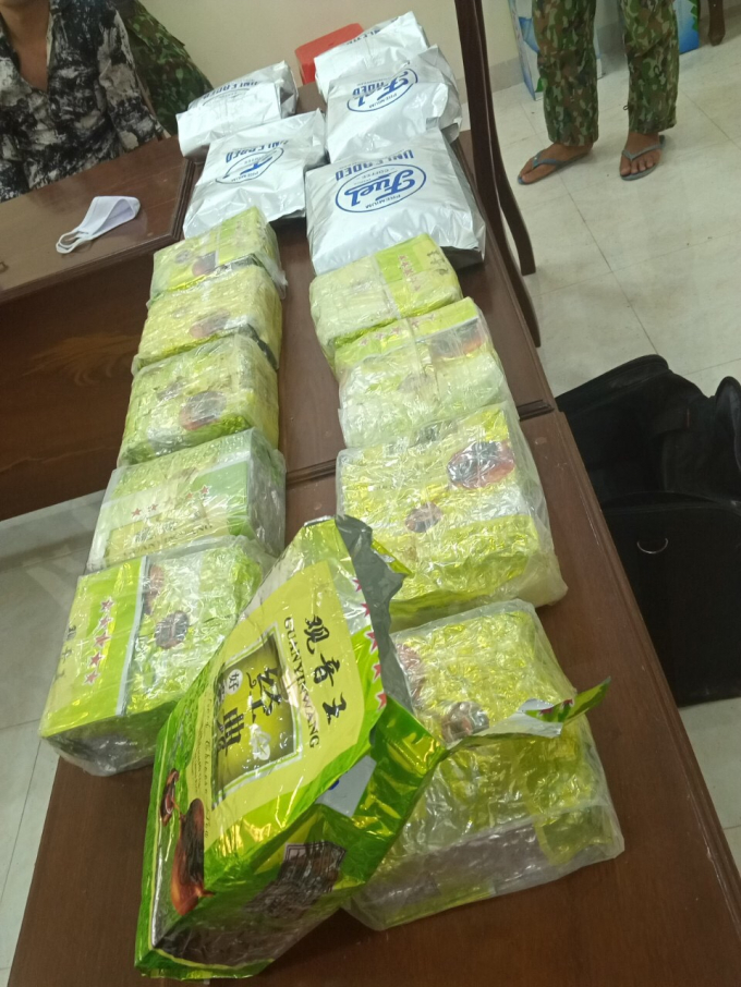 Số ma túy và súng quân dụng bị thu giữ.