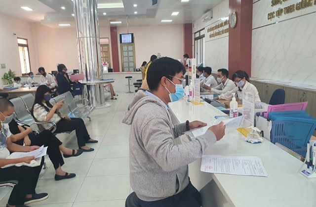 Người dân đi làm thủ tục hành chính tăng trở lại