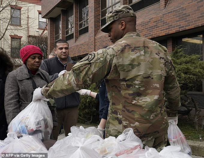 Binh sĩ Mỹ phát thực phẩm cho người dân ở New Rochelle - nơi Garbuz được cho là đã phát tán virus cho người dân khác.