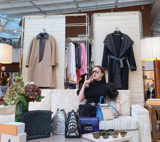 Ngoài tài sản là đất đai, biệt thự, Bảo Thy còn được biết đến với độ chi tiền khủng để mua sắm hàng hiệu.