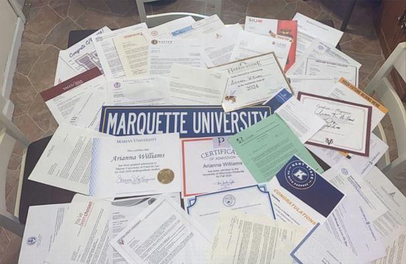  38 trường đại học gửi giấy nhập học cho cặp song sinh.