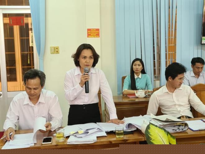 Thẩm phán Lê Thị Hồng Hạnh trả lời tại họp báo. (Ảnh: Bá Sơn/Tuổi trẻ).