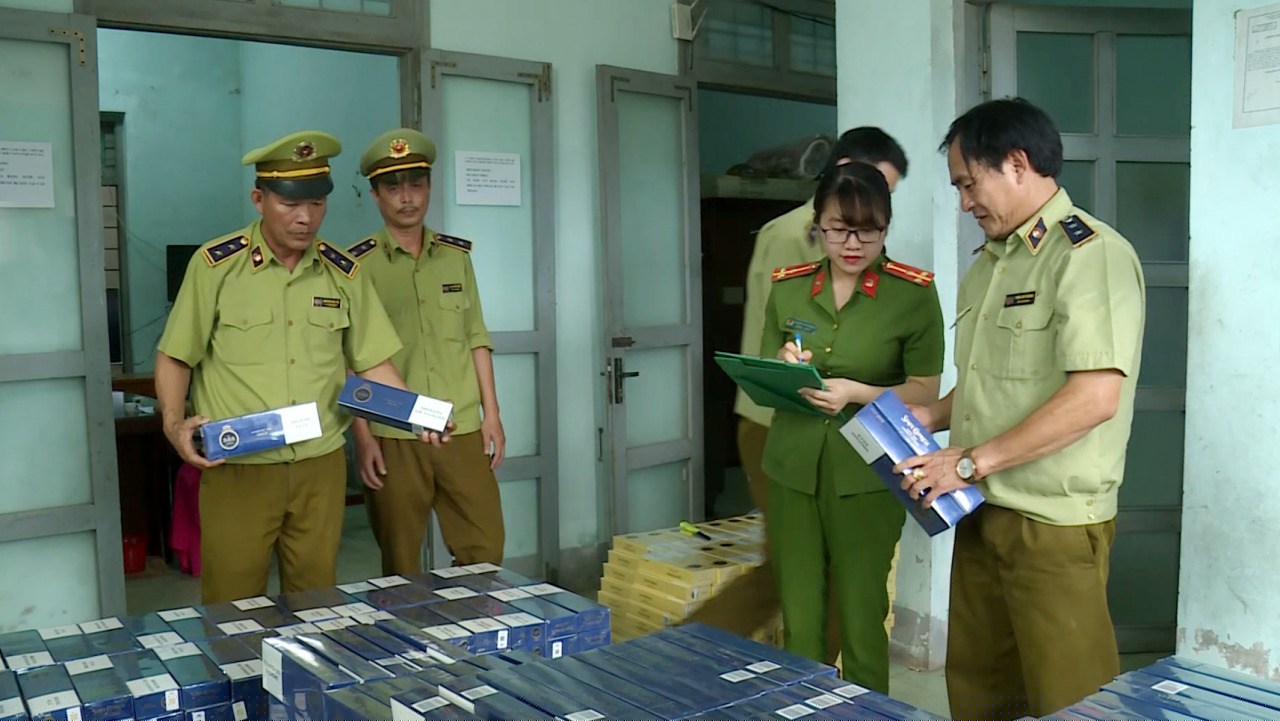 Lực lượng chức năng phối hợp kiểm tra số hàng nhập lậu